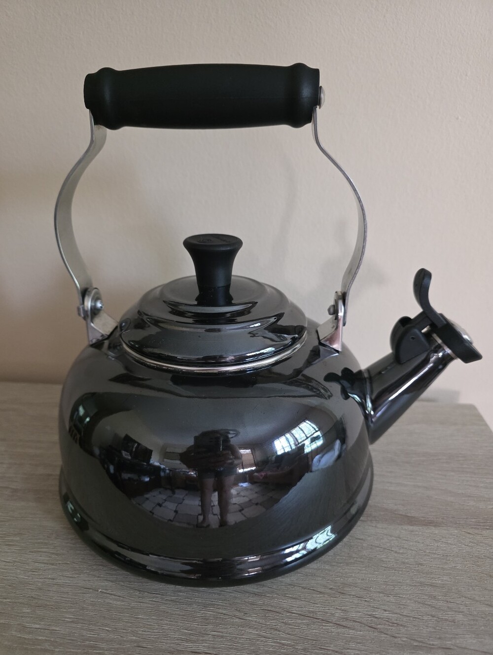 Le Creuset 1.7 Qt Whistling Tea Kettle EUC - Picture 2 of 8